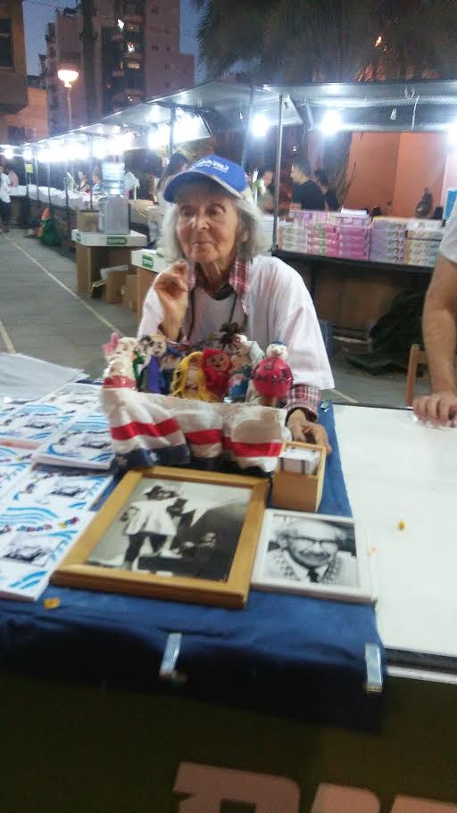 שרונה תל אורן, באה עם הספר והבובות (צילום: דני בלר)